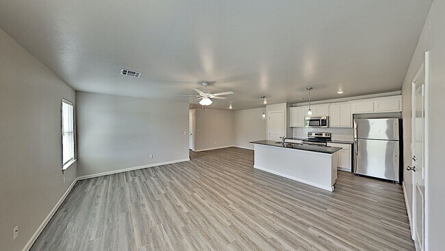 Foto del edificio - 2 Bedrooms 2 Bathroom with a 2 car garage Duplex with upgrades close to Broadway Extension, a sho...
