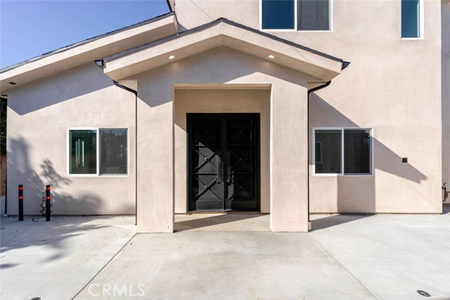 Foto del edificio - 6850 1/2 Ranchito Avenue, Los Angeles, CA 91405 - 3 BR 3 BA house