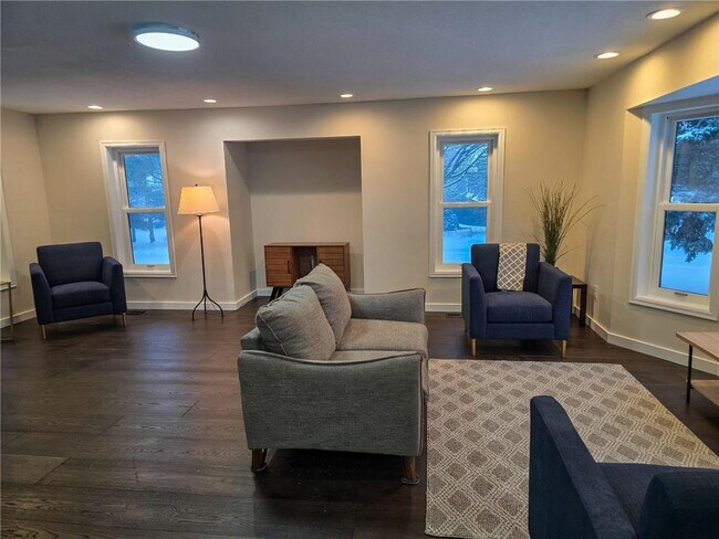 Foto del edificio - 8301 Lawndale Ln N