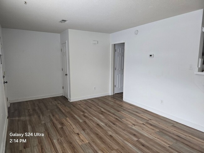 Foto del edificio - 3 Bedroom, 1.5 Bath Townhome - Price reduc...