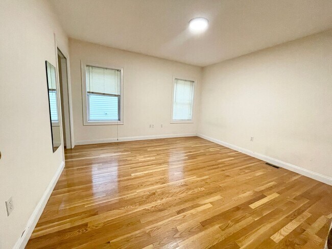 Foto del edificio - Renovated 4BR Mission Hill Apartment | In-Unit Laundry | Near Longwood