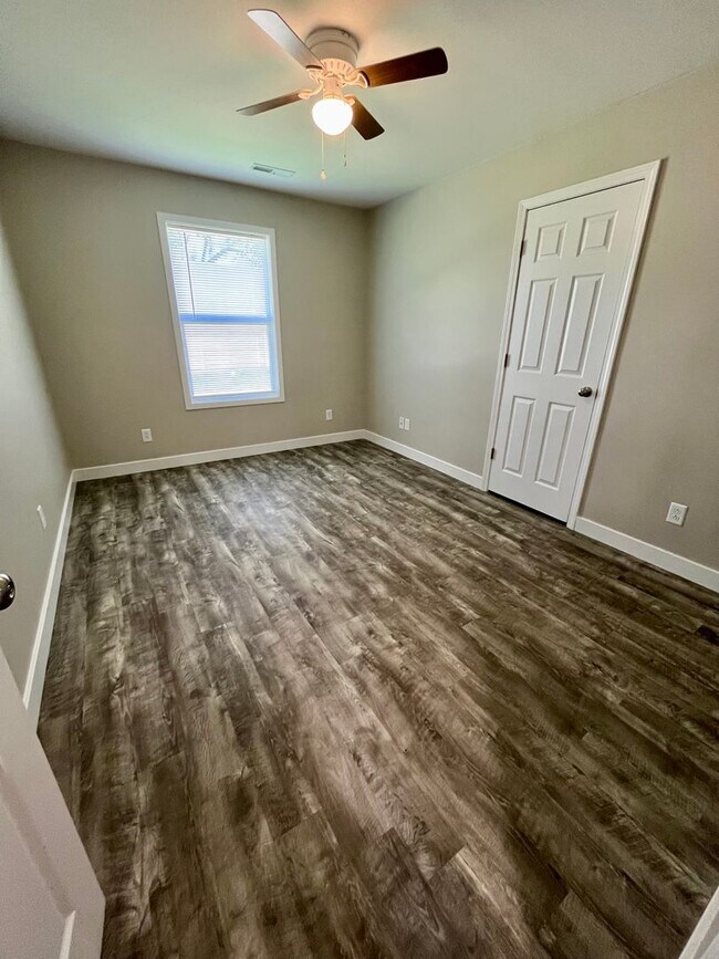 Building Photo - 3 Bed | 2 Bath | 1 Car Garage