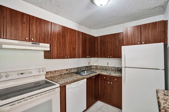 Building Photo - Updated 2 Bed, 2 Bath 1st Floor Condo with...