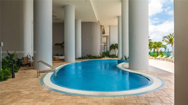 Foto del edificio - 700 NE 24th St