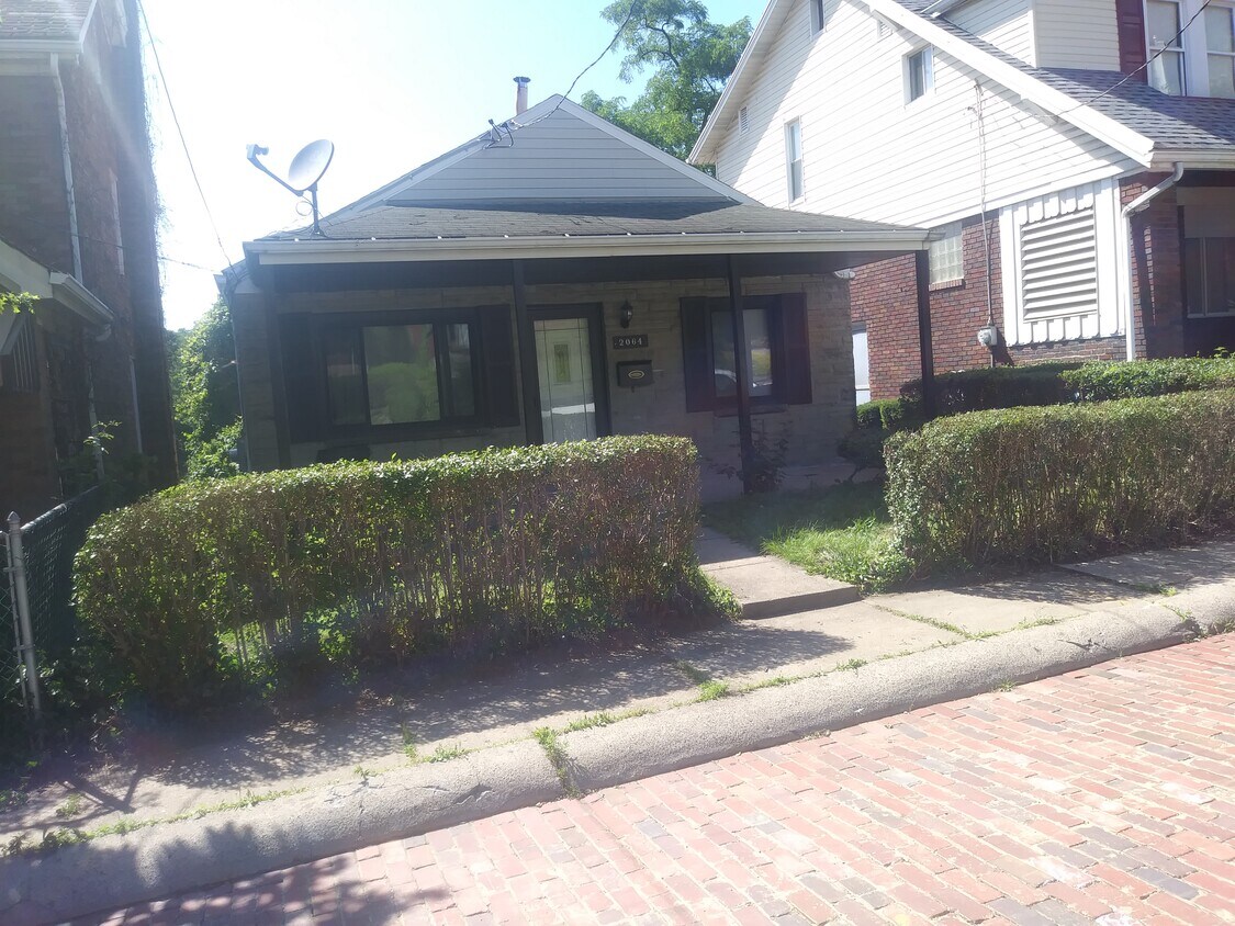 Frente de la casa y porche - 2064 Dartmore St