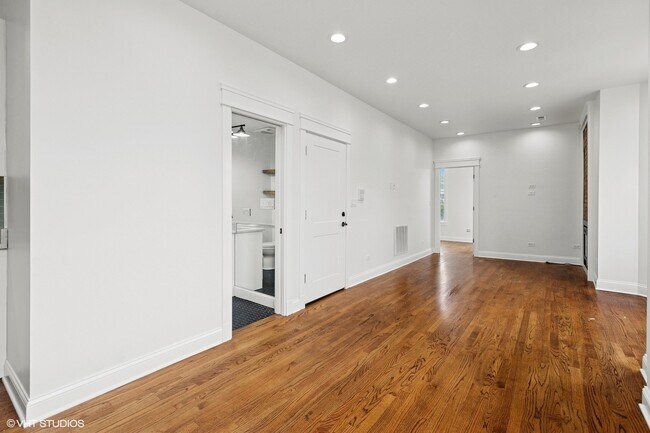 Foto del edificio - 2346 W Fullerton Ave