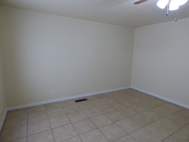 Foto del edificio - 1311 Edenton Dr
