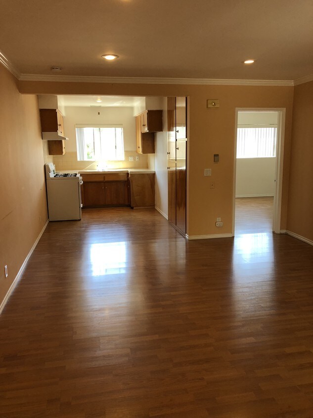 Living area - 632 W Milford St