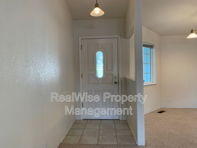Foto del edificio - 909 NE Dewey Dr