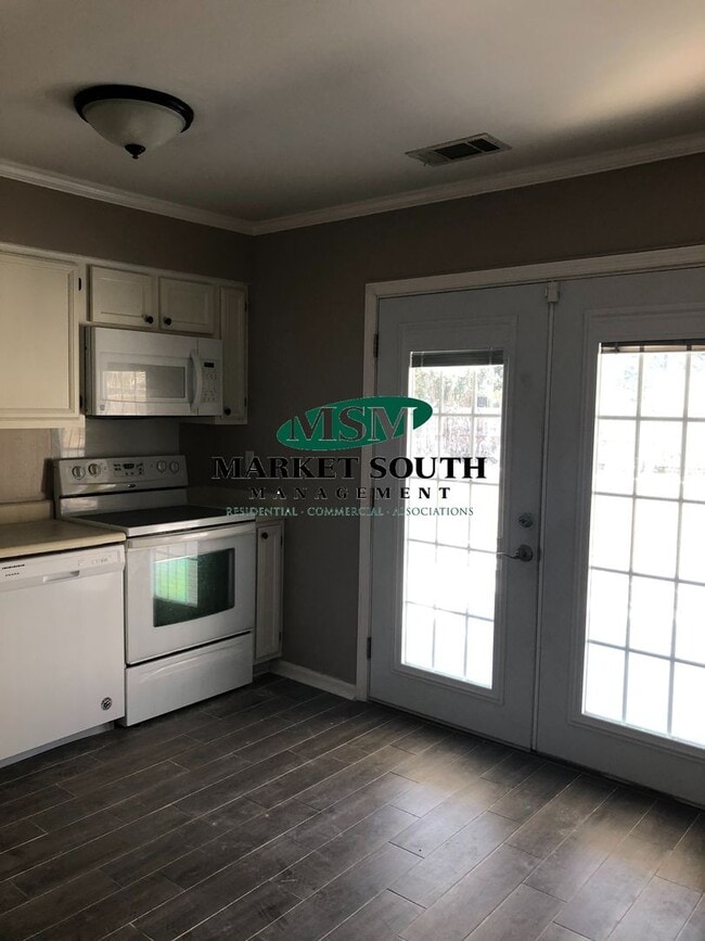 Building Photo - LARGE FENCED YARD IN POOLER!