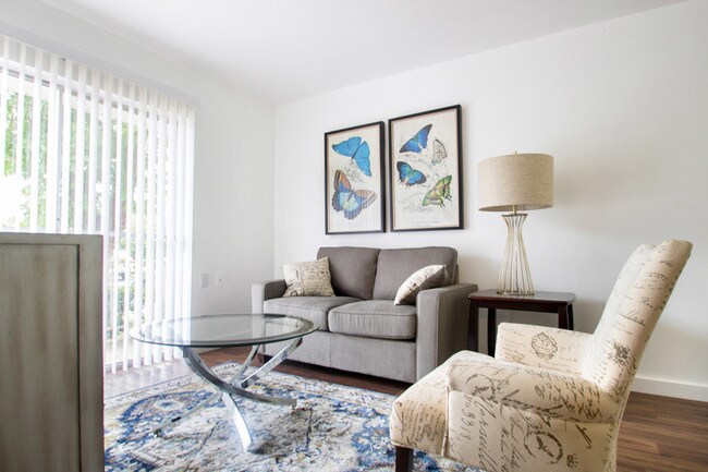 Sala de estar - Forest Dale Apartments Utilities Included!