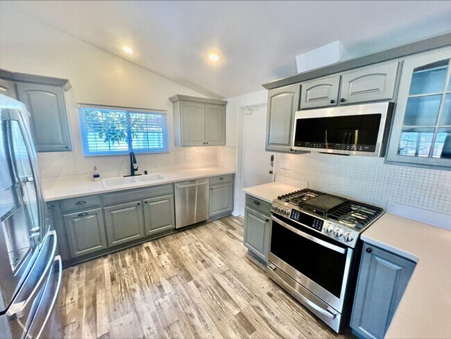 Foto del edificio - Welcome to this charming 3 bedroom, 2 bath...