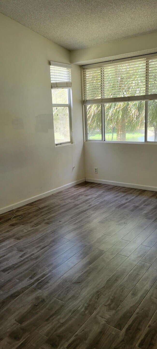 Building Photo - 611 Lyons Rd