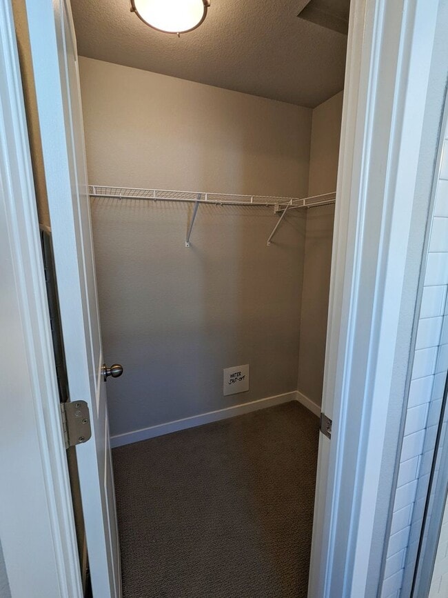 Foto del edificio - One Bedroom One Bathroom Second Story Unit