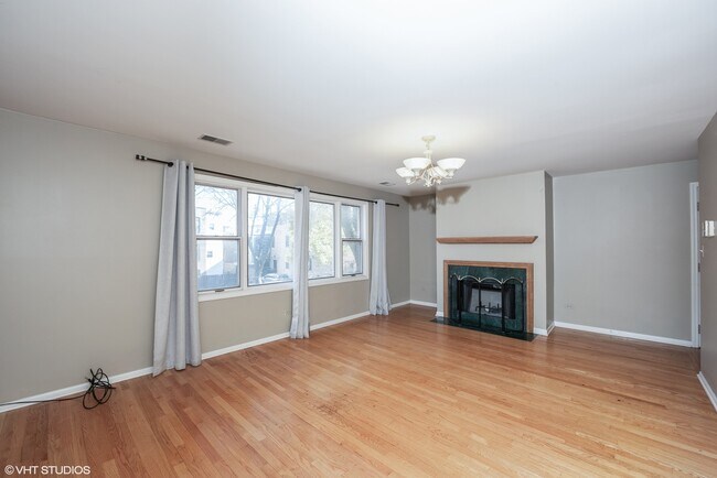 Building Photo - 702 S Lytle St