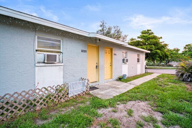 Building Photo - 322 Louise Ave