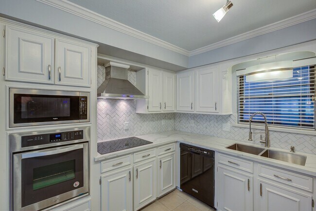 Foto del edificio - 3123 Bonney Briar Dr