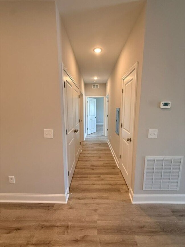 Foto del edificio - 308 Hillview Mls Blvd