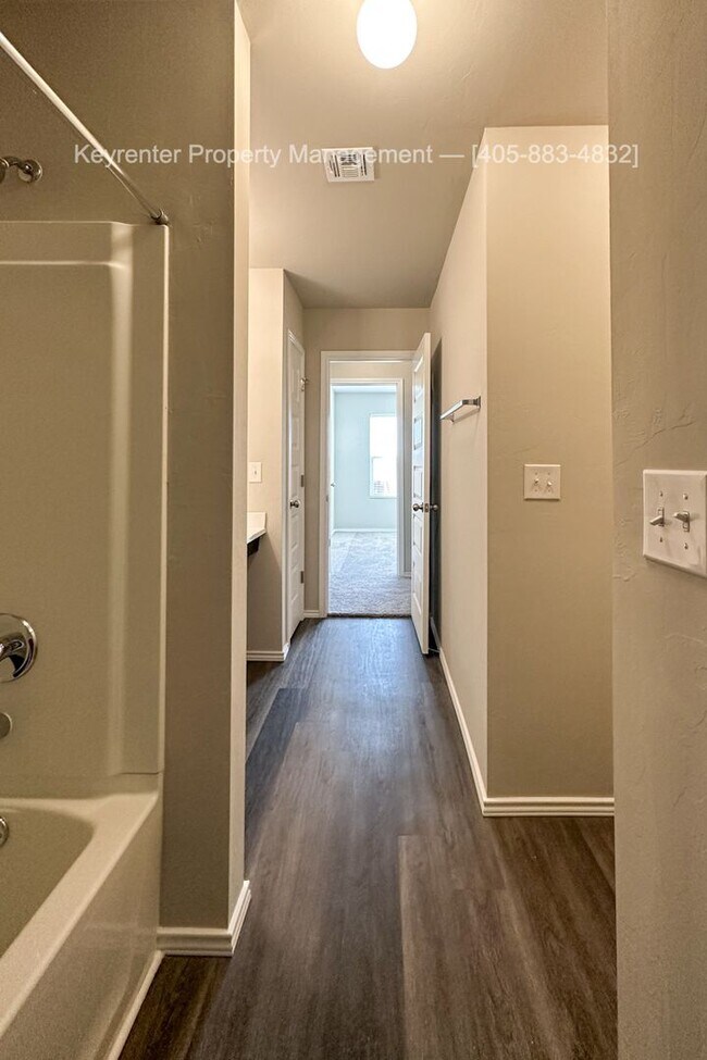 Foto del edificio - Gorgeous 4 Bed 2 Bath Home in Heart Of Yukon!