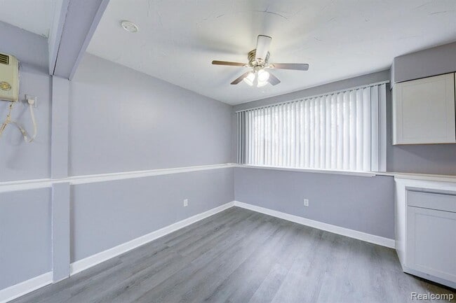 Lower unit - 217 Glenmoor St