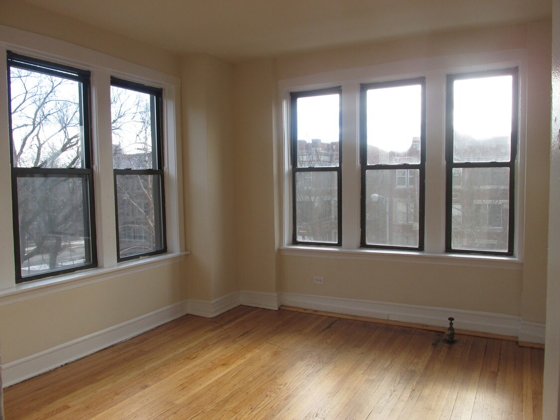 Primary Photo - 1030 E Hyde Park Blvd