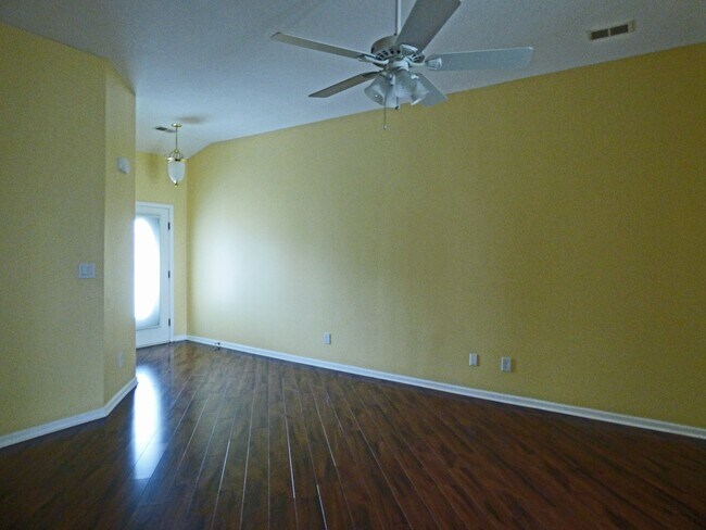 Foto del edificio - Beautiful 3 BR, 2 Bath Home, All Electric, Vaulted Ceilings, Walk-In Closets, Garage