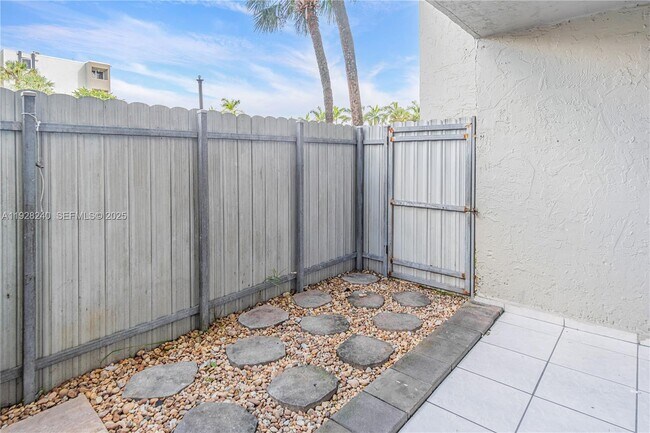 Building Photo - 10000 NW 80th Ct