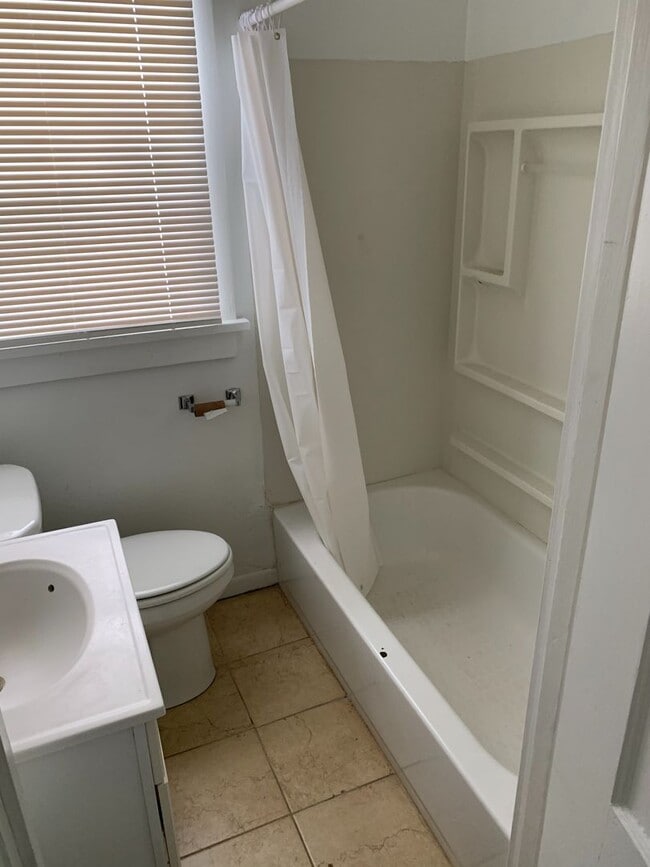 Foto del edificio - One bedroom house, newer flooring $650 per...