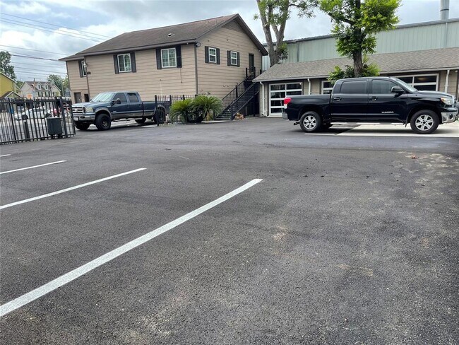 Foto del edificio - 1345 N Shepherd Dr