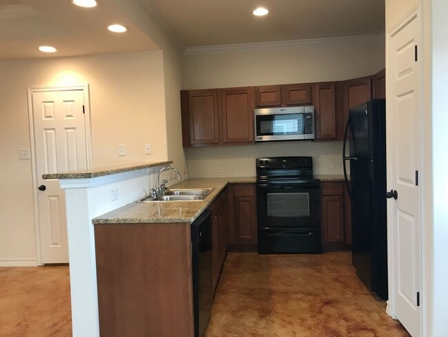 Building Photo - Town home for rent