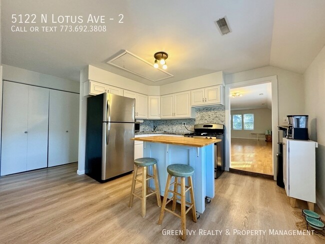 Building Photo - Incredible Jefferson Park, Updated, 3 Bed,...