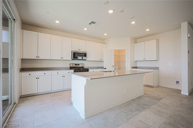 Building Photo - 5644 Hill Spire St