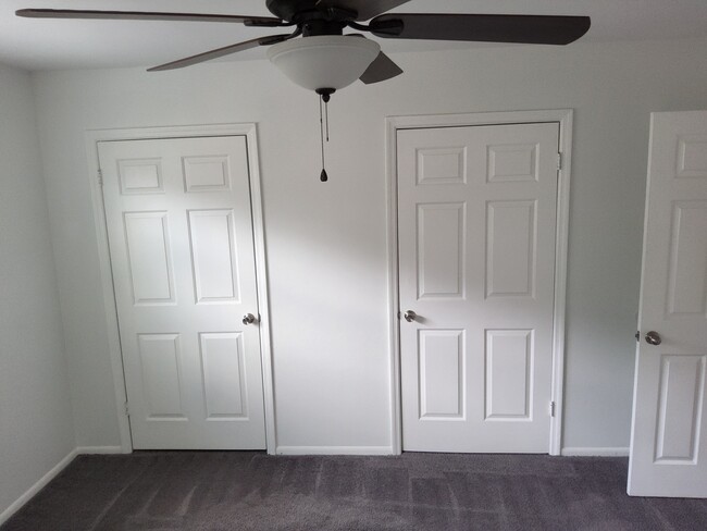 bedroom 1 with closets - 519 Parkdale Dr