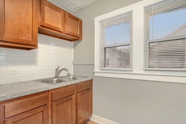 Foto del edificio - NW 2BR Upper
