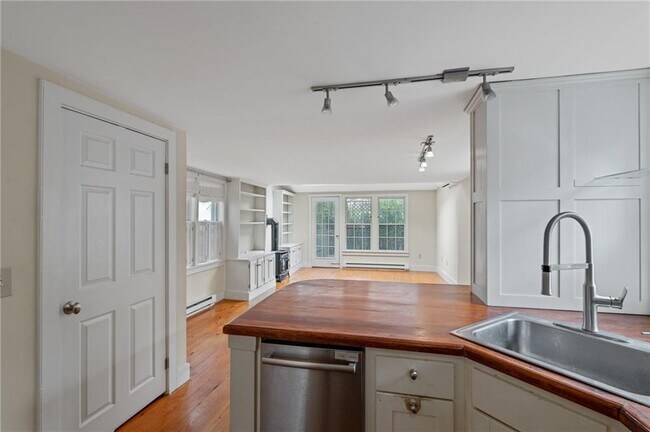 Building Photo - 23 Sheldon St