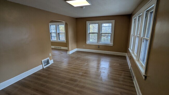 Foto del edificio - A charming 3-bedroom, 1.5-bathroom home located in the vibrant city of Akron