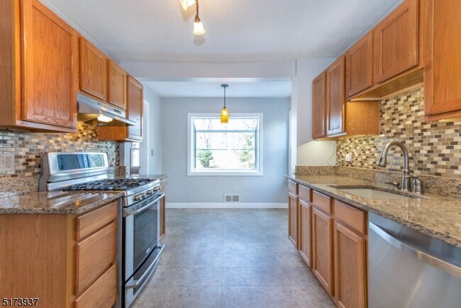 Building Photo - 484 Broughton Ave