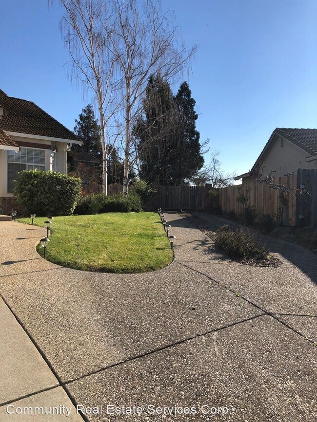Building Photo - 4 br, 2.5 bath House - 2412 Shawnee Court