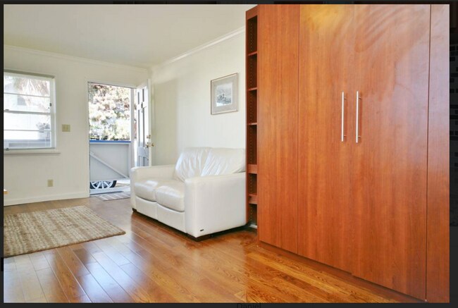 Building Photo - 908 8th St