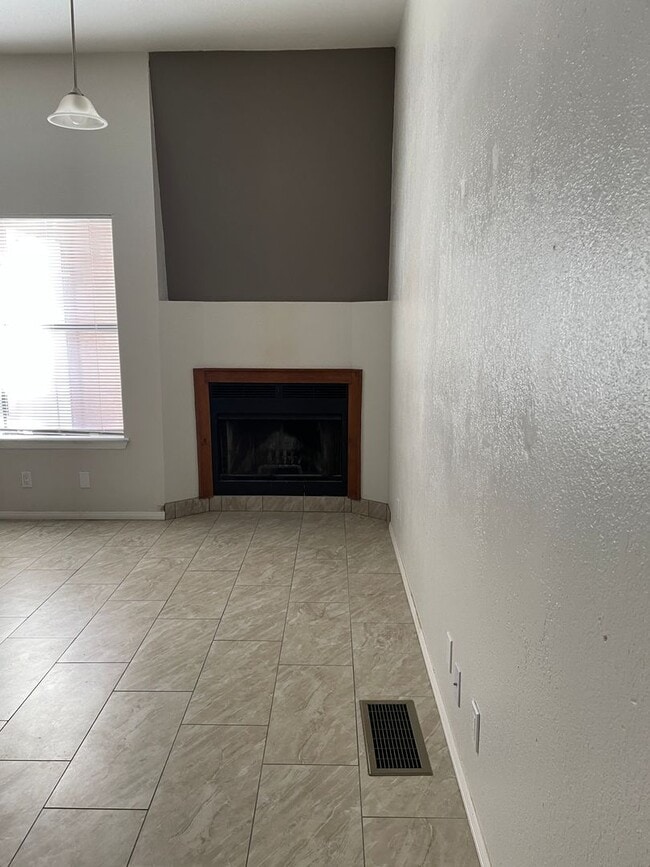 Building Photo - 2 Bed / 2 Bath Triplex with Garage & Private Yard – Great Location!