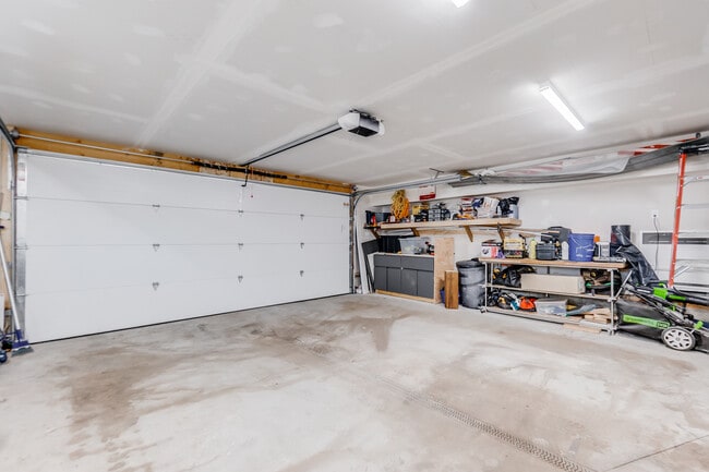 Building Photo - Bright 1-Bedroom Garage Suite & Double Garage/Parking Pad in Montrose Area