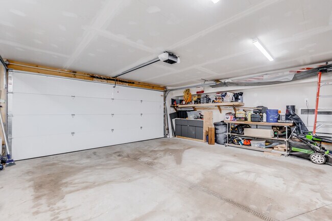 Photo du bâtiment - Bright 1-Bedroom Garage Suite & Double Garage/Parking Pad in Montrose Area