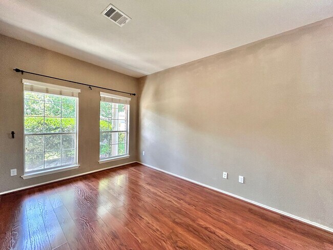 Foto del edificio - Beautiful & Spacious 3BR/2.5BA One-Level H...