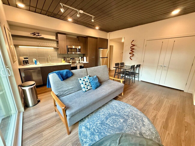 Building Photo - 360 W 200 S