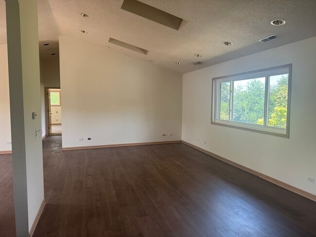 Family Room w/ Skylights Vaulted Ceiling - Stone Edge