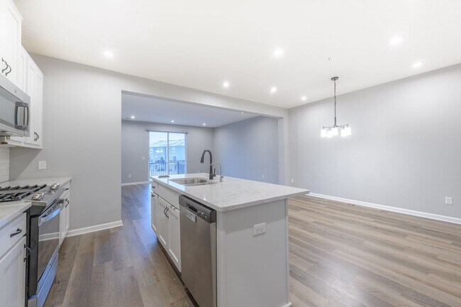 Foto del edificio - Awesome maple grove 5 bed 4 bath townhome!...