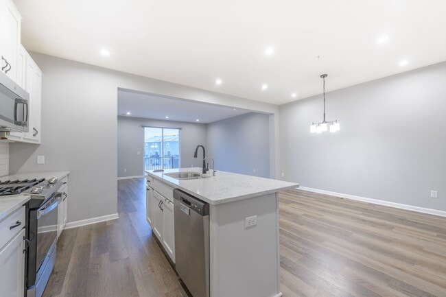 Foto del edificio - Awesome maple grove 5 bed 4 bath townhome! Pond views, 2 years old!