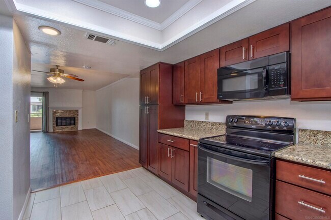 Building Photo - 6960 Hyde Park Dr
