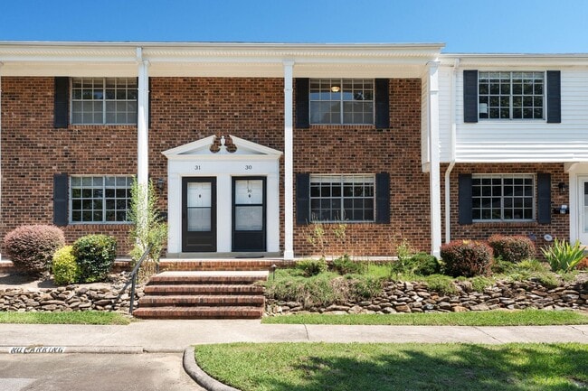 Unbeatable Chapel Hill Location — Across from University Mall, Bus Line, Minutes to UNC - Unbeatable Chapel Hill Location — Across from University Mall, Bus Line, Minutes to UNC Apartment
