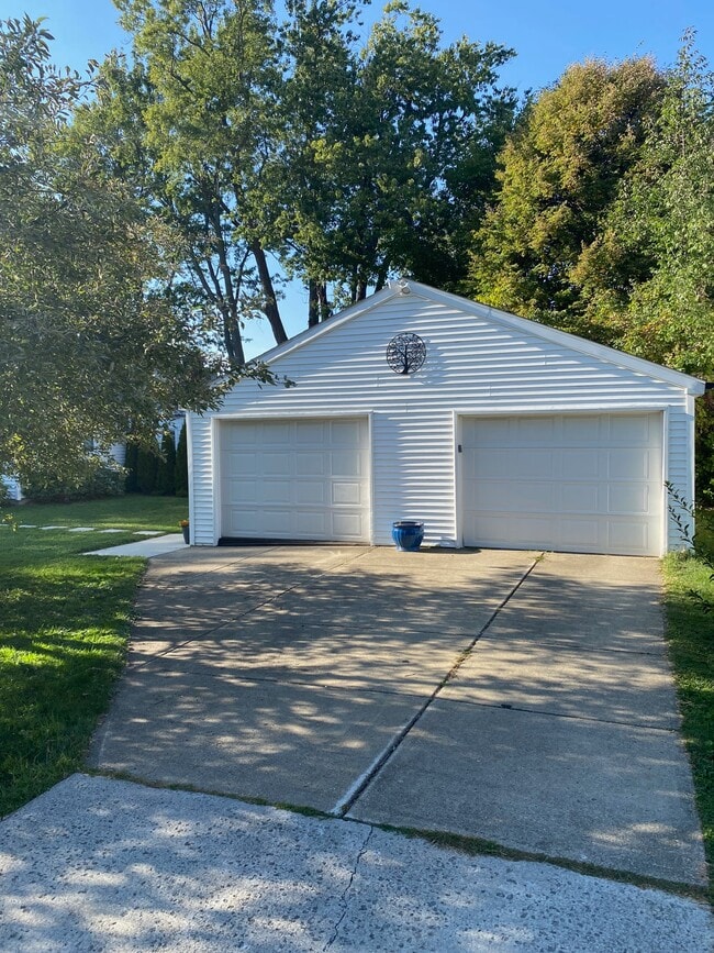 Garage - 4539 Exeter Ter